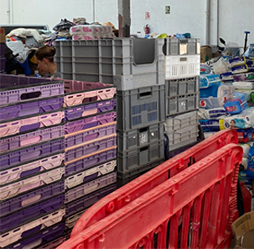 Hace más de un año, adquirimos un lote considerable de cajas plásticas moradas encajables y apilables. Este tipo de cajas son raras de ver en el mercado de segunda mano en España, ya que suelen utilizarse más en el Reino Unido. Su diseño es ingenioso: unas piezas móviles permiten que las cajas se encajen o se apilen, aprovechando al máximo el espacio en cada palet. 